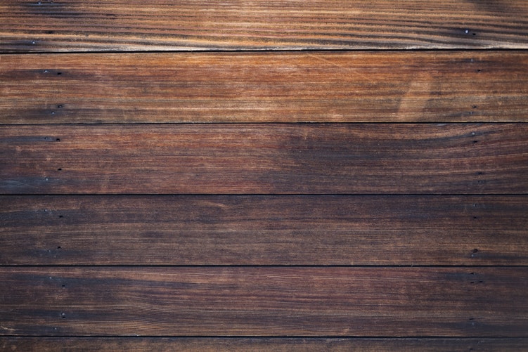 lepljen les je čedalje popularnejši pri izdelavi različnega pohištva in vrat