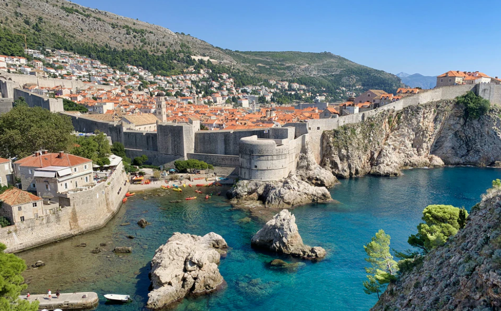 Pogled od daleč na kamniti zid v Dubrovniku.